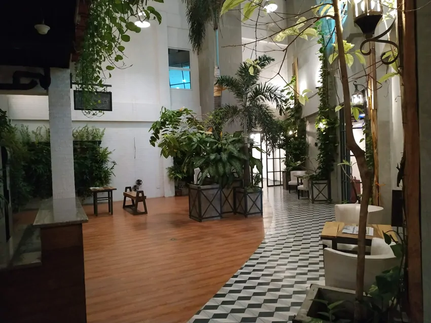 Patio in 3rd floor at Viven Hotel in Laoag - San Nicolas